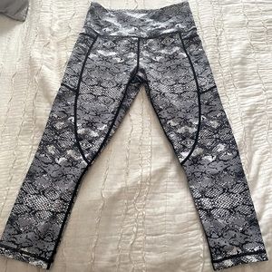 Zyia Active Snakeskin Capri Leggings size 4